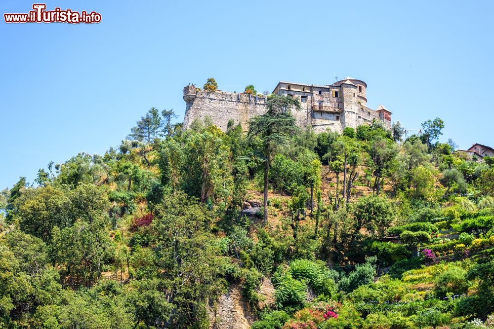 Immagine Il castello Brown sulla sommità delle colline vicino a Portofino, Genova, Liguria. Noto un tempo come castello di San Giorgio, è un edificio difensivo oltre che dimora nobiliare.