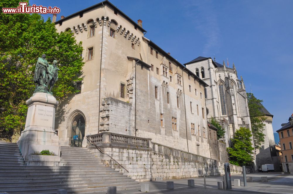 Immagine Castello dei Duchi di Savoia a Chambery, Francia. Ospitato nel cuore della cittadina savoiarda, questo antico palazzo, con la Cappella della Sindone, venne fondato nell'XI° secolo.