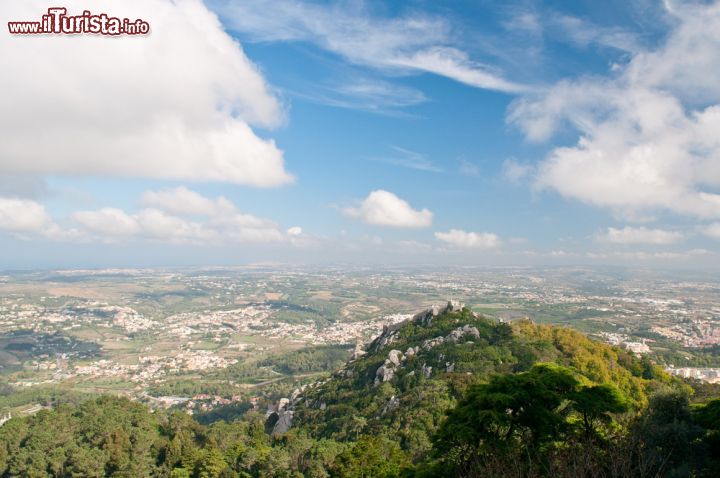 Immagine Il Castello dei Mori (Castelo dos Mouros) è il luogo perfetto per godersi il panorama sulla città di Sintra e sull'intera regione: da qui si scorge anche la città di Lisbona - foto © Olga Yatsenko / Shutterstock.com