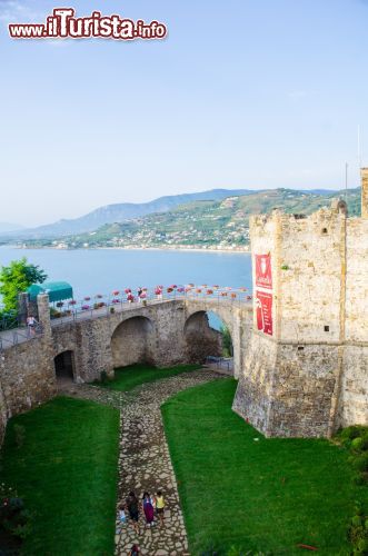 Immagine Castello di Agropoli e golfo di Salerno, Campania - Uno scorcio panoramico del castello aragonese con la suggestiva insenatura del mar Tirreno situata sulla parte costiera settentrionale della Provincia di Salerno © pavel dudek / Shutterstock.com