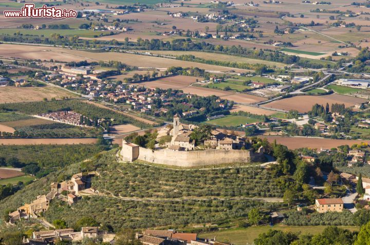 Immagine Il Castello di Campello domina la valle del Clitunno in Umbria - © Buffy1982 / Shutterstock.com