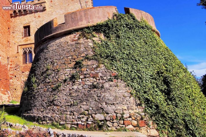 Immagine Scorcio del castello di Castelldefels, Spagna - "El Castillio" della città sorge abbarbicato alla sommità di un colle sin dal lontano X° secolo. Per raggiungerlo bisogna attraversare una lussureggiante vegetazione ricca di piante esotiche e colorate che profumano di terre lontane. Oggi il castello ospita al suo interno esposizioni temporanee d'arte e eventi culturali © Karol Kozlowski / Shutterstock.com