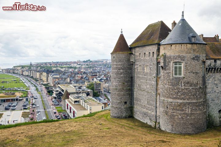 Immagine Il Castello di Dieppe domina la città da una falesia della costa d'Alabastro - © 196417139 / Shutterstock.com