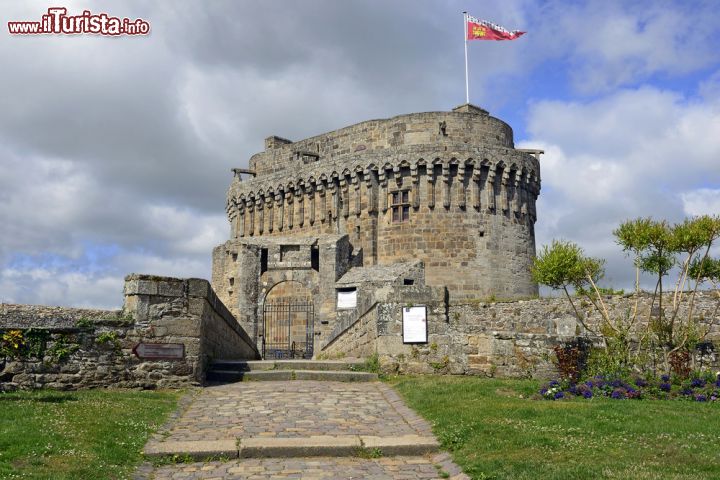 Immagine Il castello (Château de la duchesse Anne) domina il villaggio di Dinan in Bretagna, Francia. Il castello risale all'epoca medievale ed è visitabile al suo interno - foto © Pecold / Shutterstock.com