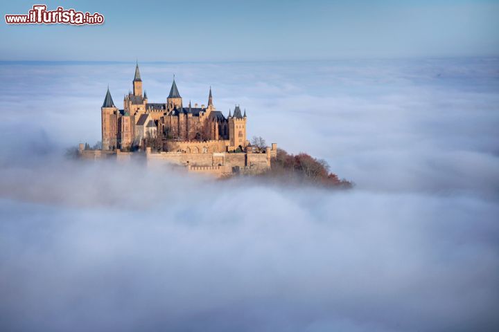 Immagine Castello di Hohenzollern sopra le nuvole, Sigmaringen, Germania -  Un'immagine quasi fiabesca del castello cittadino fotografato dall'alto e racchiuso fra le nubi. Grazie alla roccia che si eleva sino a 35 metri sopra il Danubio, l'edificio ha sempre mantenuto un'importante posizione strategica e difensiva © Jens Ottoson / Shutterstock.com