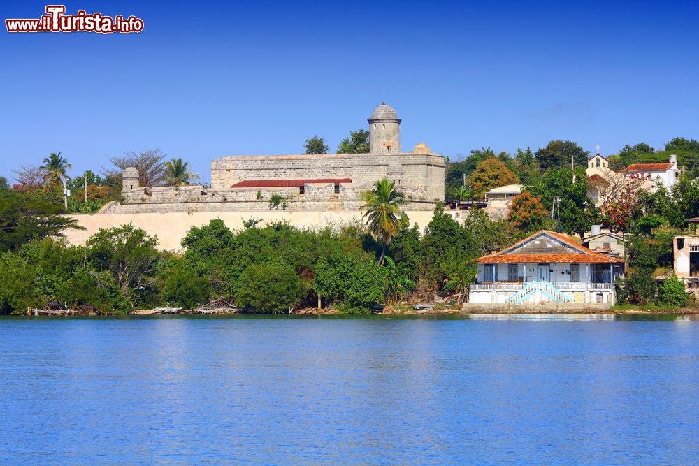 Immagine Il Castello di Jagua (Castillo de Jagua) all'imbocco della Baia di Cienfuegos, Cuba.