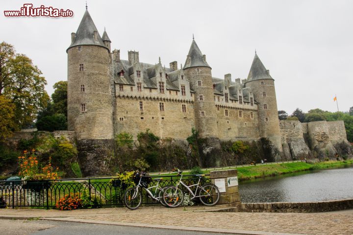 Immagine Castello di Josselin, dintorni di Rennes in Francia - Conosciuto anche come chateau Rohan, questo castello è uno dei più famosi fra quelli della Bretagna.  In stile gotico fiammeggiante, è stato eretto ad inizio XI° secolo su uno sperone roccioso lungo il fiume Oust nella cittadina di Josselin, nel dipartimento di Morbihan, come roccaforte della famgilia dei Rohan. Si trova in Place de la Congégation ed è in granito con quattro torri, pinnacoli e balaustre decorate © RnDmS / Shutterstock.com