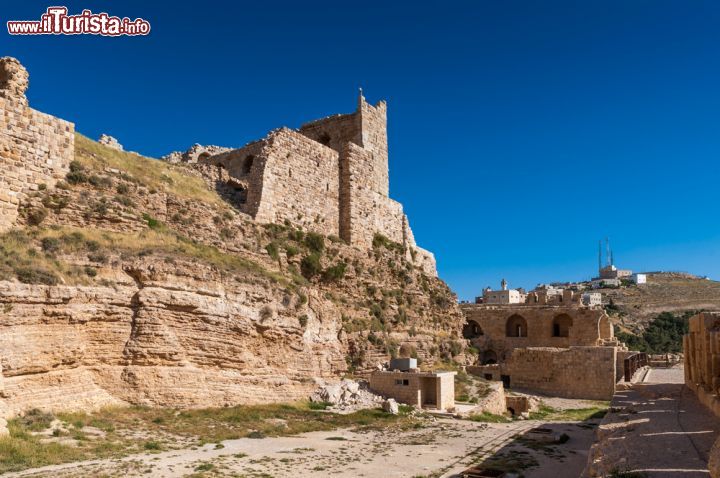 Immagine Castello di Karak, Giordania. Fra gli esempi più impressionanti del genio architettonico militare dei crociati, la fortezza di Karak è un oscuro dedalo di sale dalle volte in pietra e dai corridoi interminabili - © Anton_Ivanov / Shutterstock.com