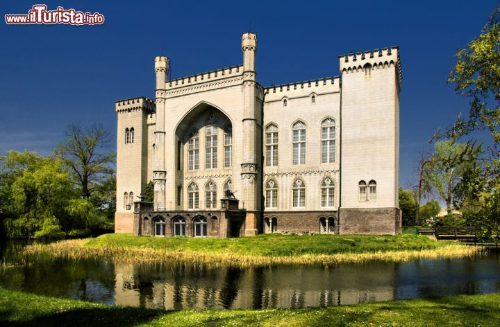 Immagine Castello di Kornik nei pressi di Poznan, Polonia - Una bella immagine del castello di Kornik, maniero neo gotico ospitato nel distretto di Poznan. Le sue origini arrivano al Medioevo quando era un possedimento della famiglia Gorka che ne fece la propria abitazione. In seguito venne aggiunta la protezione di un fossato che completò questa fortezza che oggi rappresenta una delle principali attrazioni turistiche della città © Radoslaw Maciejewski / Shutterstock.com