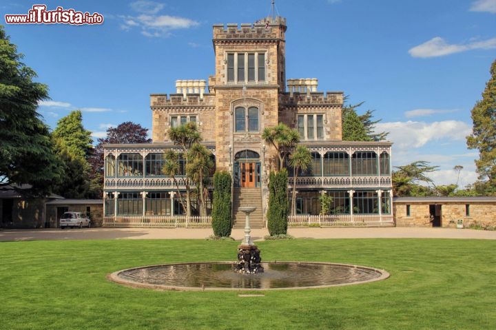 Immagine Un antico edificio circondato dai giardini: siamo al castello di Larnach, Dunedin, Nuova Zelanda - © HunnyCloverz / Shutterstock.com