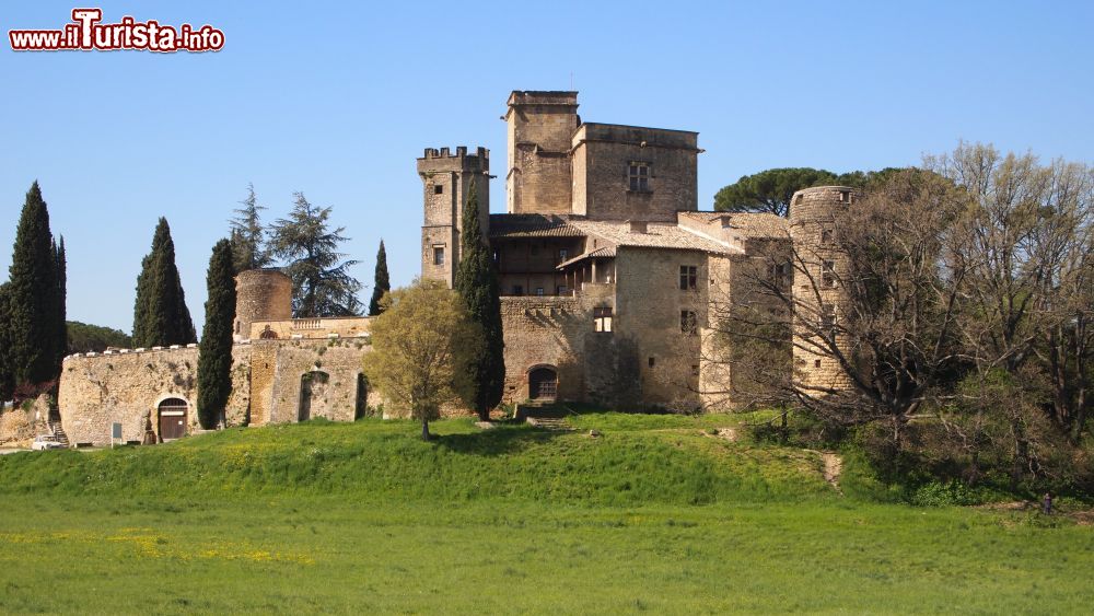 Immagine L'inconfondibile sagoma del castello di Lourmarin, uno dei più begli esempi di architettura rinascimentale della Francia - foto © Fondation Robert Laurent Vibert