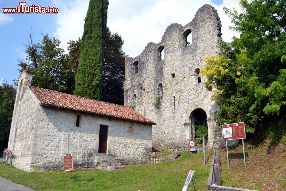 Immagine Le vestigia del Castello di Maniago e l'adiacente Chiesa di San Giacomo.