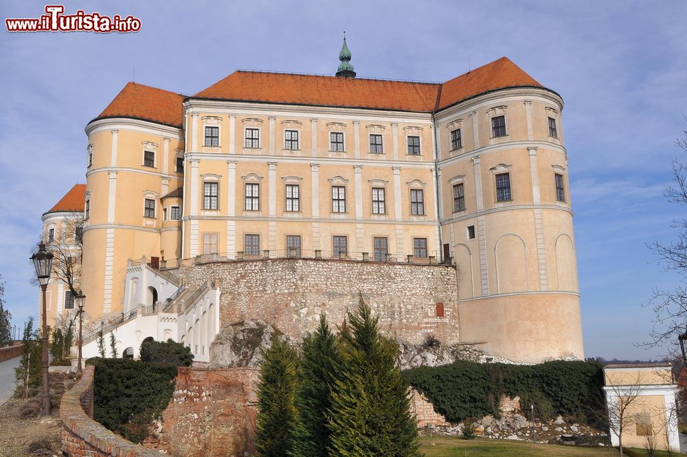 Immagine Castello di Mikulov, Repubblica Ceca. Una bella immagine della fortezza di questo piccolo centro della Moravia ricco di storia.