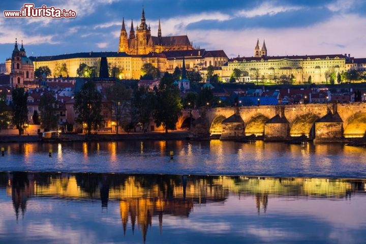Immagine Il Castello di Praga e il Ponte Carlo al tramonto - © Mihai Simonia / Shutterstock.com
 