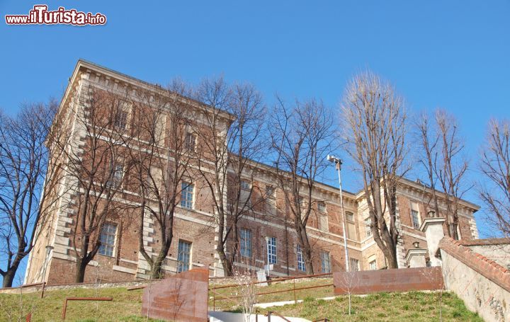 Immagine Il Castello di Rivoli è una residenza Savoia, oggi Patrimonio dell'Umanità dell'Unesco, che si trova nei dintorni di Torino, una delle fortezze più note e spettacolari del  Piemonte. Dall'alto della sua collina si gode di uno splendido panorama sull'ex Capitale del Regno d'Italia - © Claudio Divizia / Shutterstock.com