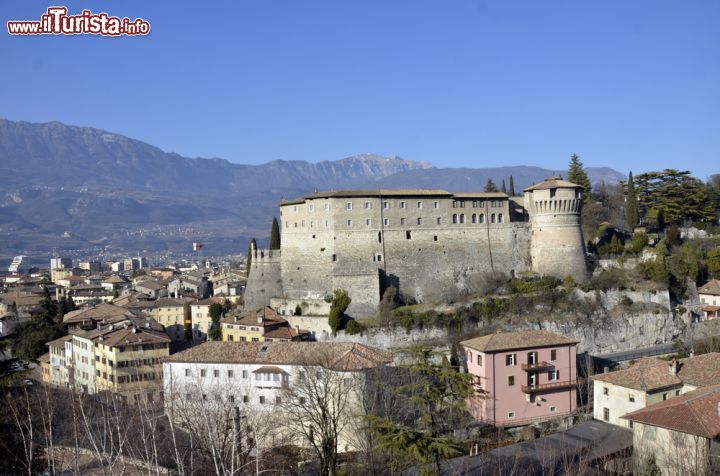 Immagine Panorama sul Castello di Rovereto, o Castel Veneto, in provincia di Trento. Considerato uno dei migliori esempi di fortificazione alpina tardo medievale, il castello sorge sopra un dosso roccioso sulla riva destra del torrente Leno. Costruito nel XIV° secolo, occupato dalla Serenissima, espugnato dalle truppe arciducali d'Austria e rientrato in possesso dei veneziani sino al 1509,  dagli anni venti del 1900 ospita al suo interno il Museo storico italiano della guerra, uno dei più rappresentativi d'Italia - © Matteo Festi  / Shutterstock.com