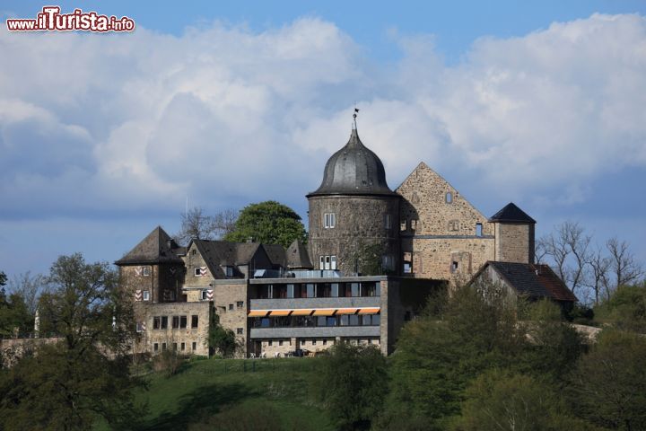 Immagine Il Castello di Sababurg a nord di Kassel, Germania - Ha una storia lunga di 700 anni questo maniero tedesco costruito nella foresta di Reinhard a protezione del percorso di pellegrinaggio che si svolgeva sino al santuario di Gottsburen dove si narrava che fosse stato scoperto addirittura il corpo di Cristo. Restaurato verso la metà del XX° secolo, oggi questo castello ospita un hotel di charme © hecke61 / Shutterstock.com