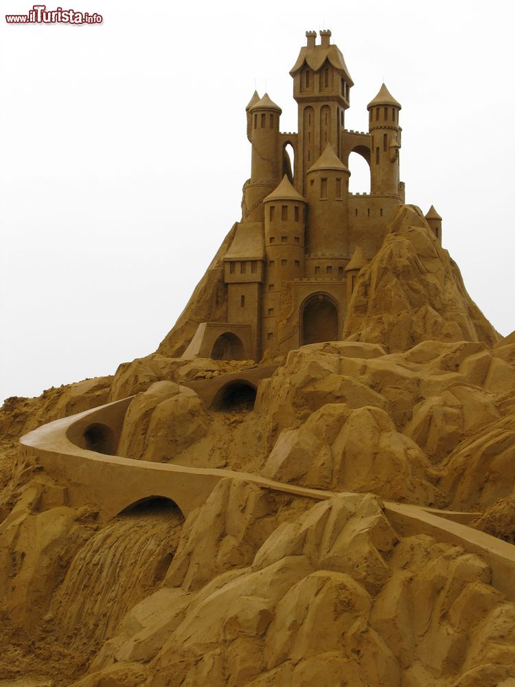 Immagine Castello di sabbia a Blankenberge, Belgio. Una bellissima opera d'arte realizzata con la sabbia sulla spiaggia della città.