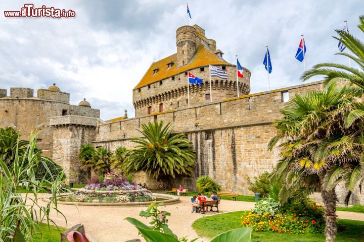 Immagine Il castello di Saint-Malo in Bretagna, Francia. Eretto nella prima metà del XV° secolo per volere di Giovanni V°, questo castello ospita attualmente la sede del Municipio - © milosk50 / Shutterstock.com