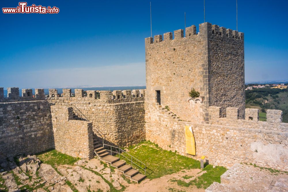 Immagine Il castello di Sesimbra, detto anche Castelo dos Mouros, si trova su una collina a 240 metri sul livello del mare nella regione dell'Alentejo (Portogallo).