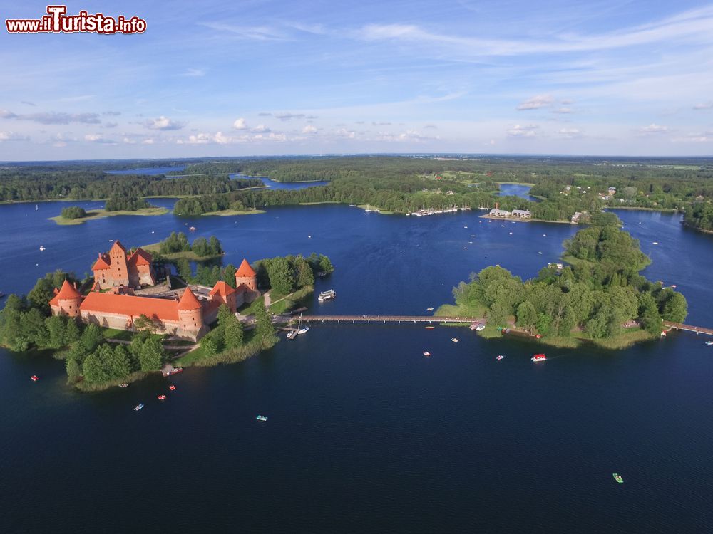 Immagine Vista area del castello di Trakai, antica capitale della Lituania