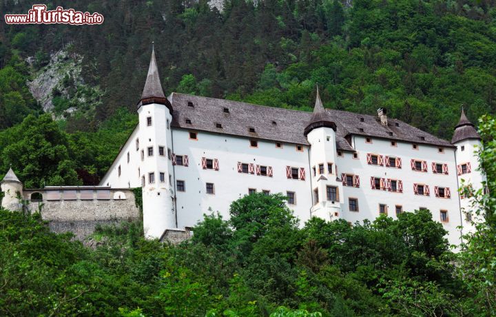 Immagine Il bianco Castello di Tratzberg: espressione del gotico tirolese - Il Castello di Tratzberg, situato tra Jenbach e la vicina Schwatz, si può definire come il gioiello di arte e architettura di un territorio in cui le bellezze sono prevalentemente naturali. Grazie al caratteristico trenino Tratzberg Express, i turisti possono lasciarsi guidare indietro nel tempo, raggiungendo un affascinante castello gotico in cui storia e arte si fondono in atmosfere medievali dal sapore fortemente evocativo.  - © Oleg Lopatkin / Shutterstock.com