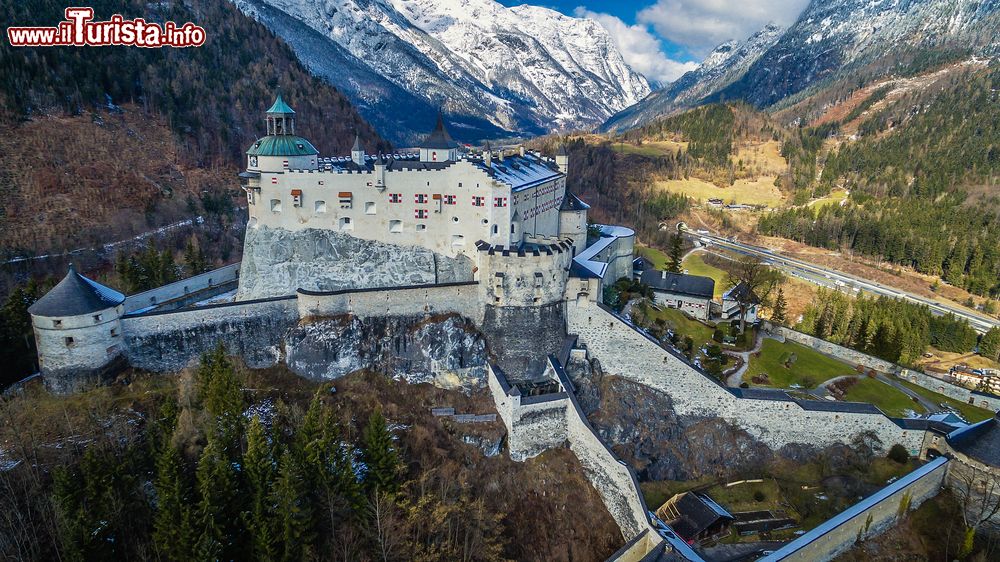 Immagine Il castello di Werfen (Hohenwerfen) fotografato dall'alto, Austria. Fu costruito fra il 1075 e il 1078 all'epoca delle lotte per le investiture per ordine di Gebhard von Helfenstein.