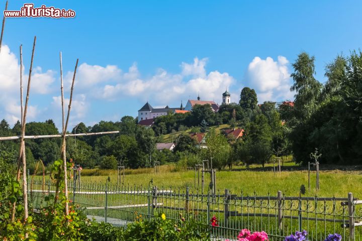 Immagine Una vista da lontano dello Schloss Wolfegg (Castello di Wolfegg), castello rinascimentale nel distretto di Ravensburg, nella regione tedesca dell'Oberschwaben - foto © msgrafixx / Shutterstock.com