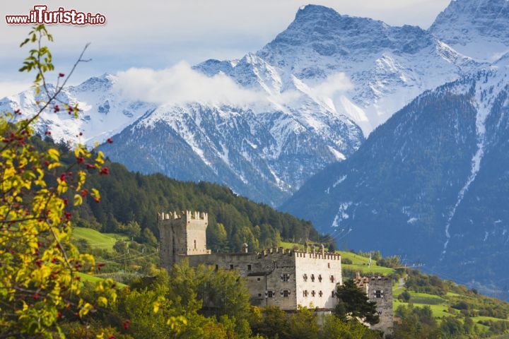 Immagine Il castello di Schluderns, nei dintorni di Glorenza, in Trentino Alto Adige. Questo bel castello medievale, noto come castel Coira o Churburg in tedesco, raccoglie al suo interno la più grande armeria privata europea. La costruzione fu iniziata attorno al 1260 per volere del principe- vescovo di Coira Heinrich von Montfort e fu edificato per contenere l'espansione dei signori di Mazia. Tutte le sale del castello sono arredate con mobili e suppellettili risalenti alle diverse epoche del maniero fra cui una Madonna in legno del 1270. Fra i pezzi più importanti della sala delle armature ve n'è una di 46 kg e alta 2,10 metri risalente al 1450 e appartenuta a Ulrico Matsch - © moreimages / Shutterstock.com