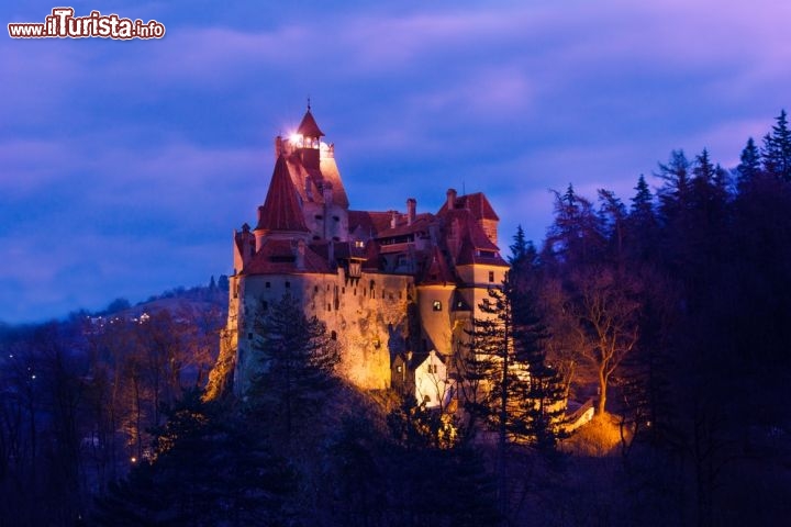 Immagine Vampiri o no, ecco il castello di Dracula a Bran in Transilvania di notte - © Sergey Novikov  / Shutterstock.com