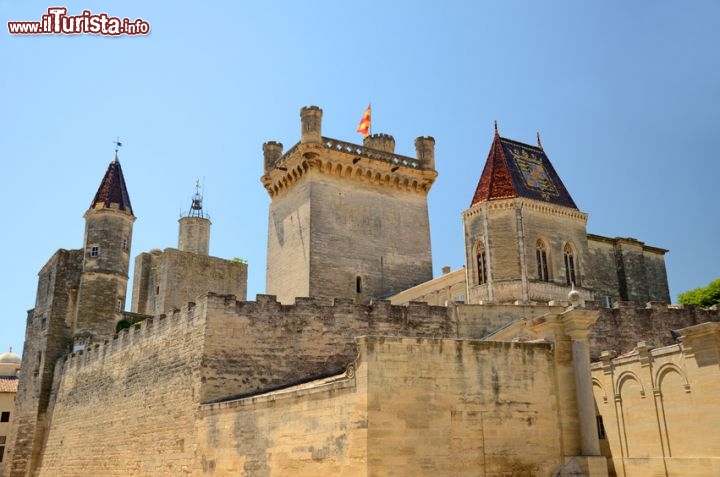 Immagine Castello ducale di Uzes, Francia. Posizionato nel centro, il castello è circondato da un intreccio affascinante di strette viuzze tortuose - © djama - Fotolia.com