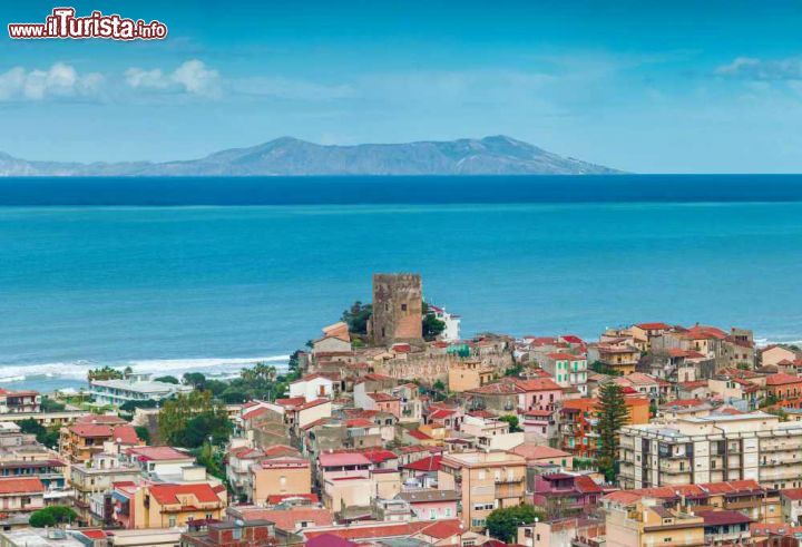 Immagine Il Castello e il borgo medievale di Brolo, sulla costa nord orientale della Sicilia - © Andrew Mayovskyy/ Shutterstock.com