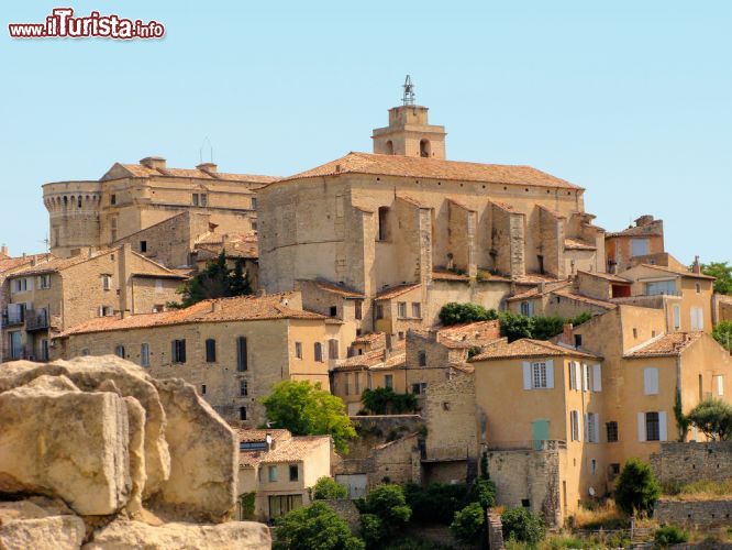 Immagine Castello e chiesa di Gordes, Francia - Il profilo arroccato di Gordes compare quasi all'improvviso quando si abbandona il Luberon per iniziare ad arrampicarsi verso il paese. Le sagome del castello e della cattedrale svettano sulle case in pietra delineando nel cielo della Provenza la perfetta immagine di una graziosa cittadina medievale rimasta intatta © JeniFoto / Shutterstock.com