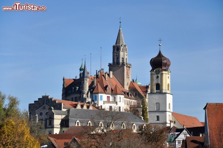 Immagine Castello e chiesa di Sigmaringen in una giornata di sole autunnale, Germania - Sul picco roccioso che domina la città del distretto di Tubinga, castello e chiesa ne rappresentano i simboli più autentici © MaJaPa / Shutterstock.com