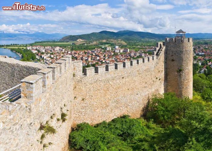 Immagine Castello e mura di Ohrid in Macedonia - © CCat82/ Shutterstock.com