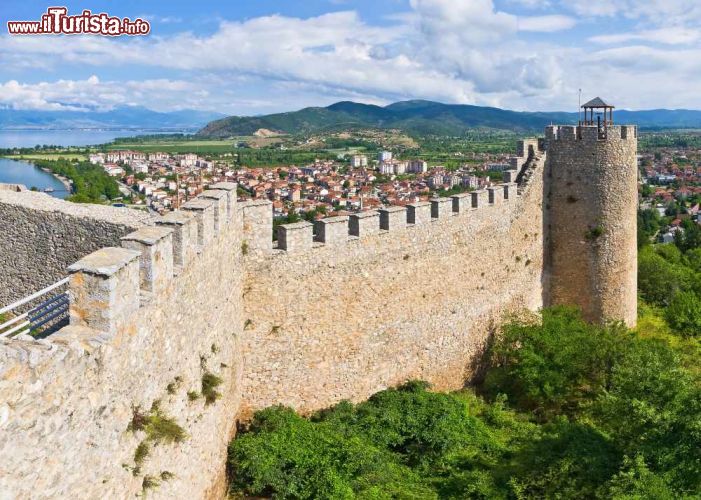 Immagine Castello e mura di Ohrid in Macedonia - © CCat82/ Shutterstock.com