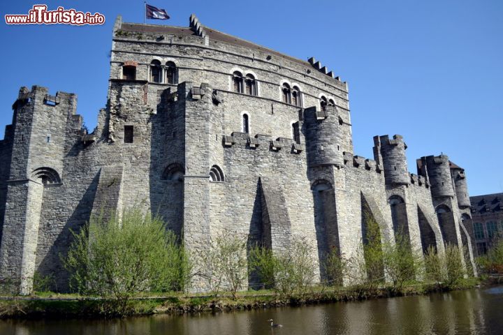 Immagine Al castello di Gent è legata una storia risalente al 1949, quando alcuni studenti, per protestare contro l'aumento del costo di un bicchiere di birra, occuparono l'edificio per alcune ore, resistendo agli attacchi della polizia che voleva sgomberarli.