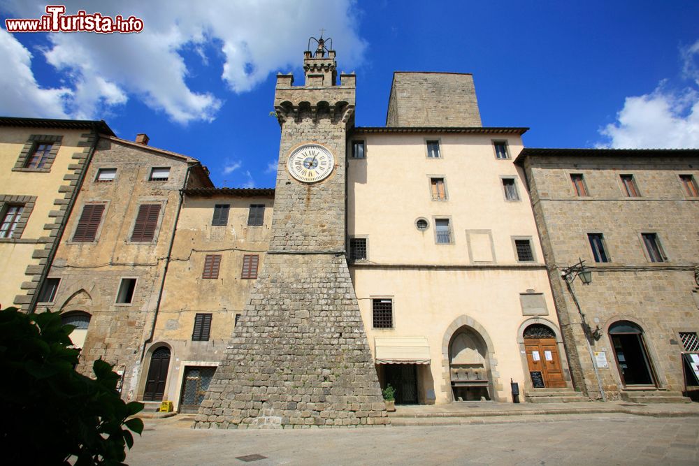Immagine Castello, il cuore del Borgo di Santa Fiora con la Torre dell'Orologio
