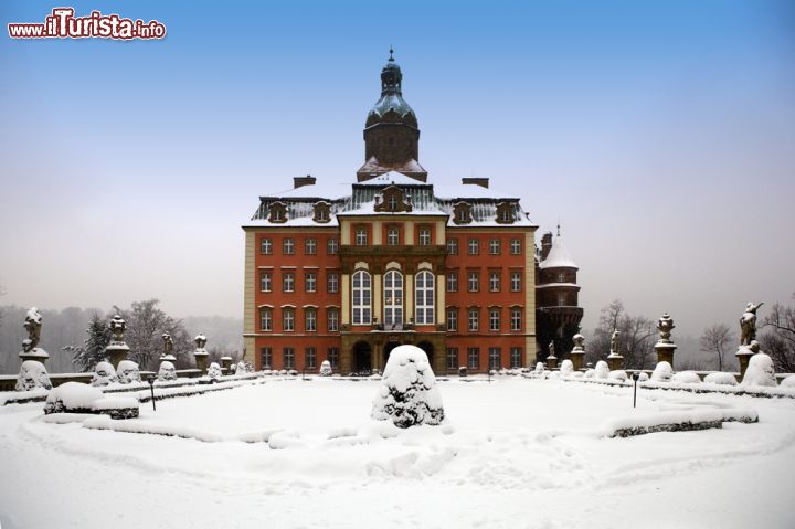 Immagine In inverno il castello di Ksiaz mantiene tutto il suo fascino ed è comunque visitabile tutti i giorni dal lunedì alla domenica anche se con orario ridotto - foto © Radoslaw Maciejewski / Shutterstock.com