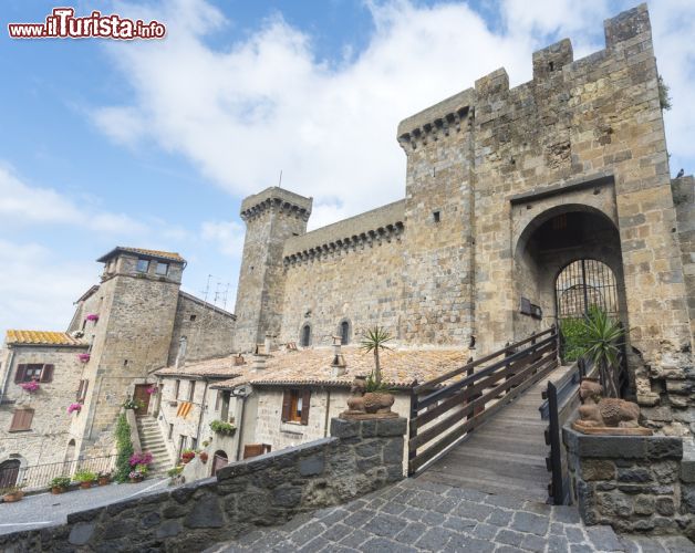 Immagine Castello medievale a Bolsena, Italia. Una veduta della Rocca Monaldeschi della Cervara situata nel centro storico di Bolsena. Il castello è il luogo più visitato dai turisti stranieri - © Claudio Giovanni Colombo / Shutterstock.com