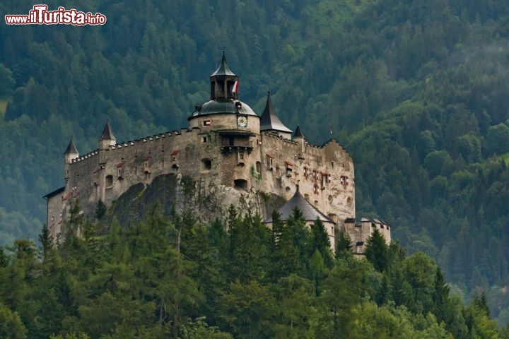 Immagine Il castello medievale di Hohenwerfen, che si trova nei pressi di Werfen, è un'attrazione turistica nella regione del Salisburghese in Austria. Qui fu girato il film "Dove Osano le Aquile" - © TranceDrumer / Shutterstock.com