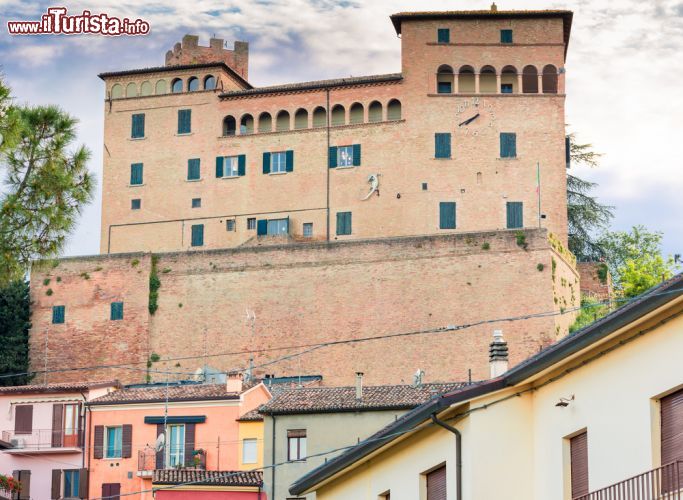 Immagine Castello medievale di Longiano, Emilia Romagna, Italia. In posizione dominante rispetto al paese sottostante, il castello malatestiano è circondato da una doppia cinta muraria tutt'ora ben conservata: al suo nucleo storico si accede attraverso porta Girone, porta Tagliata e porta del Ponte. Quest'edificio storico domina sulle case colorate del bel borgo di Longiano - © GoneWithTheWind / Shutterstock.com