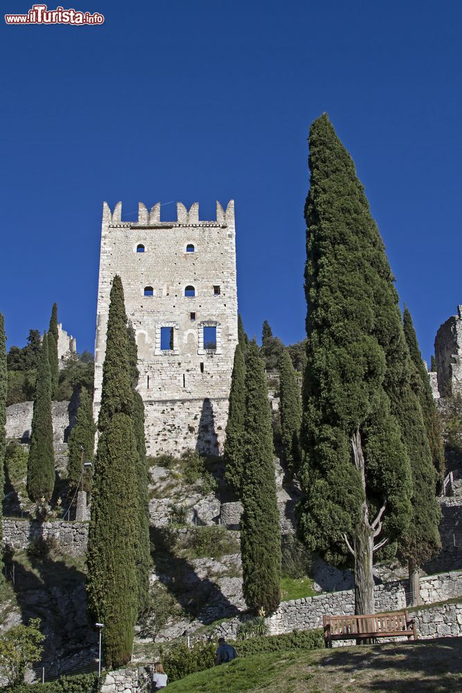 Immagine Castello medievale nella città vecchia di Arco, Trentino. Questa fortezza militare domina l'intera valle dell'Altogarda: in origine il castello fu un borgo fortificato difeso da mura possenti e da torri presenti ai vari lati del nucleo. La sua costruzione risale al Medioevo.