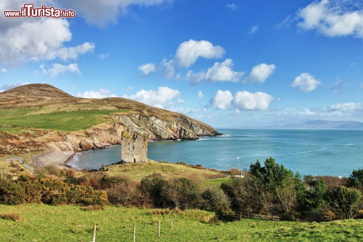 Immagine Castello di Minard sulle colline di Dingle, Irlanda. Fra i luoghi da non perdere durante una visita alla penisola di Dingle c'è anche il castello di Minard con le sue rovine. In questa immagine lo si può ammirare con le scogliere e il mare sullo sfondo - © Lukasz Pajor / Shutterstock.com