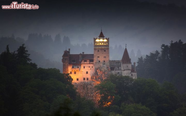 Immagine Castello di Bran, presso il villaggio omonimo, ha ispirato la descrizione del castello di Dracula nel romanzo di Bram Stoker.