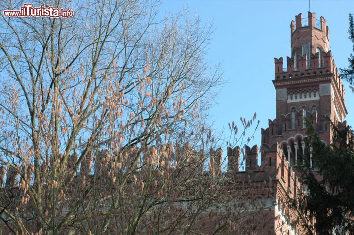 Immagine Villa Crespi: la regale dimora dei signori della città - a dominare il villaggio operaio di Crespi d'Adda, è la maestosa Villa Crespi; un imponente castello in cui lo stile gotico medievale, che ben si addice alla metafora del villaggio quale nuovo feudo, si combina con lo stile liberty, espressione del gusto dell'epoca. 