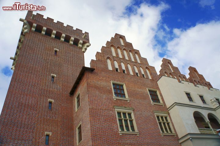 Immagine Castello ricostruito del re Przemyslaw a Poznan, Polonia - Una torre merlata e caratteristici elementi architettonici decorano questo bell'edificio ricostruito a Poznan © gkordus / Shutterstock.com