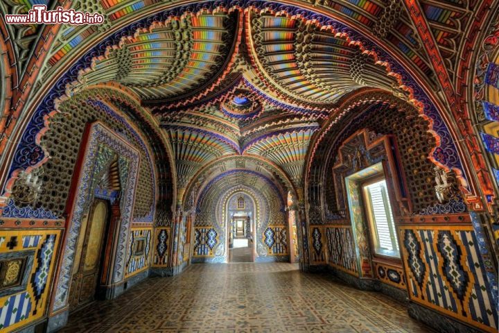 Immagine La Sala dei Pavoni nel Castello di Sammezzano (comune di Reggello, Toscana). È evidente qui lo stile moresco che ispira le decorazioni e la struttura dell'edificio.