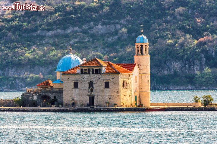 Immagine Castello su un'isola nella baia di Cattaro, Montenegro. Una bella costruzione con cupole azzurre impreziosisce Kotor Bay: l'antica città marittima della repubblica di Montenegro si affaccia sulla costa adriatica e si specchia nelle Bocche di Cattaro, una serie di bacini profondi riparati dal mare aperto che costituiscono il più grande porto naturale del Mar Adriatico. Per la loro forma piuttosto frastagliata, ricordano i fiordi norvegesi - © Lucky-photographer / Shutterstock.com