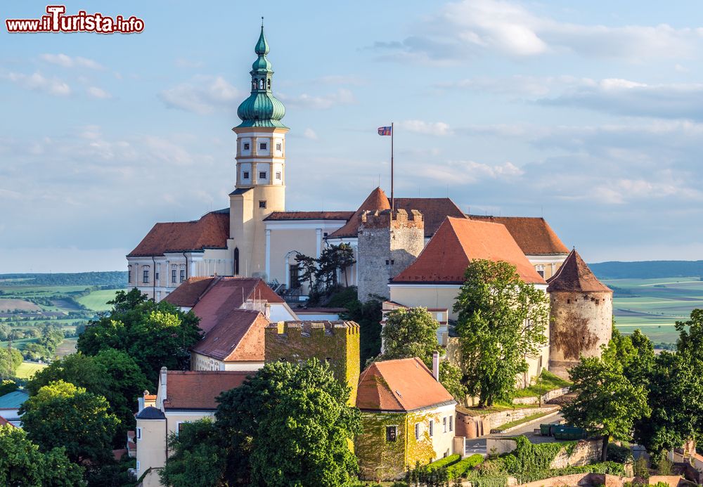 Immagine Castello sulla collina di Mikulov, Repubblica Ceca. Costruito nel XIII° secolo e poi ristrutturato nei secoli successivi, questo maniero dall'attuale aspetto barocco domina dalla cima di un'altura l'intera città.